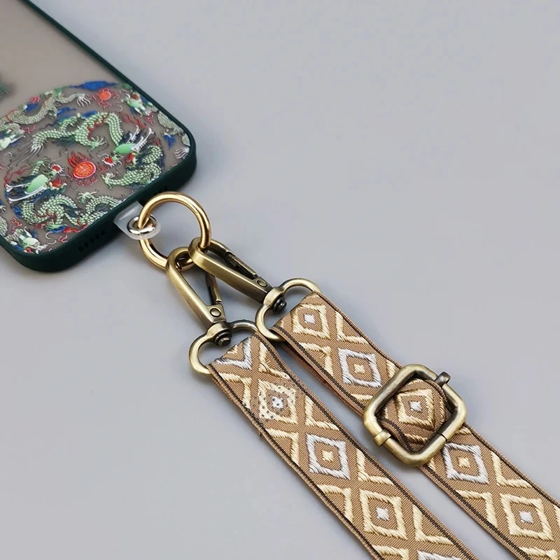 Bandoulière Téléphone En Tissu Et Métal Avec Motifs De Losanges 2 Bandoulière Téléphone En Tissu Et Métal Avec Motifs De Losanges – Image 2