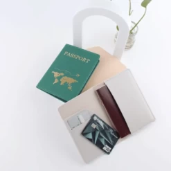 Étui Passeport En Cuir Décor Doré Mappemonde -Bagage Soldes etui passeport cuir decor dore mappemonde1 1