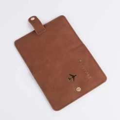 Étui Passeport En Cuir Doux Motif Avion Doré -Bagage Soldes etui passeport cuir doux motif avion dore2